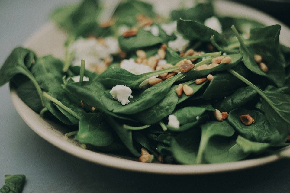 spinaziesalade met feta en geitenkaas
