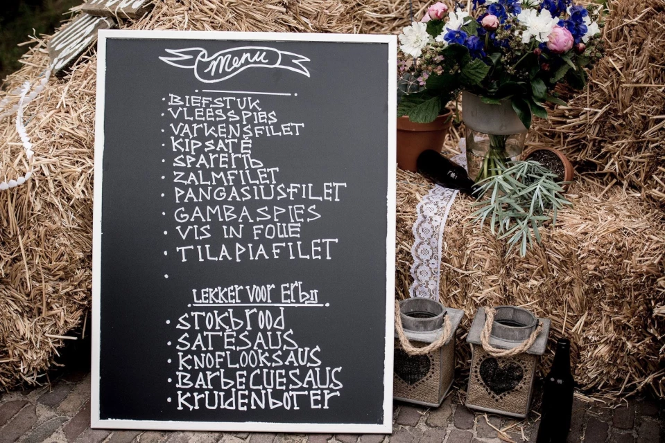 De bruiloft menukaart op een krijtbord