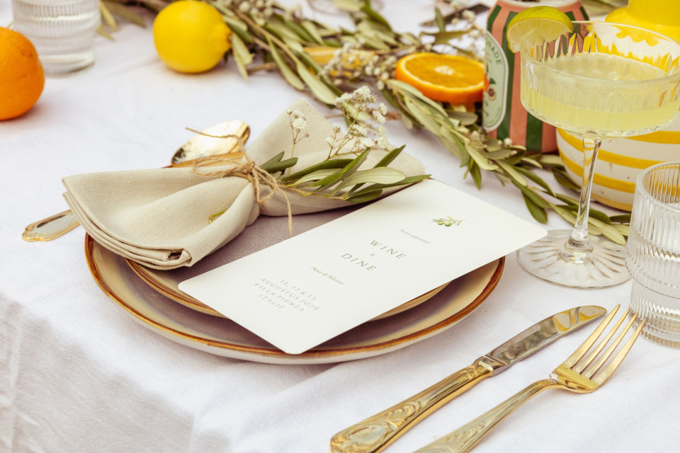 een afbeelding van een tafelsetting met een plaatsinstelling