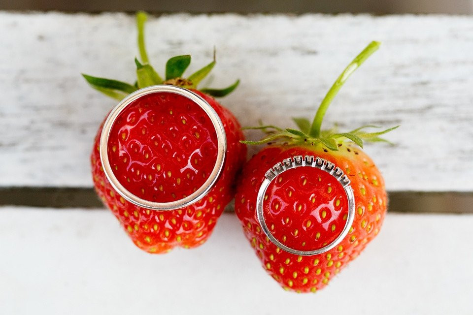 twee ringen die op een aardbei liggen