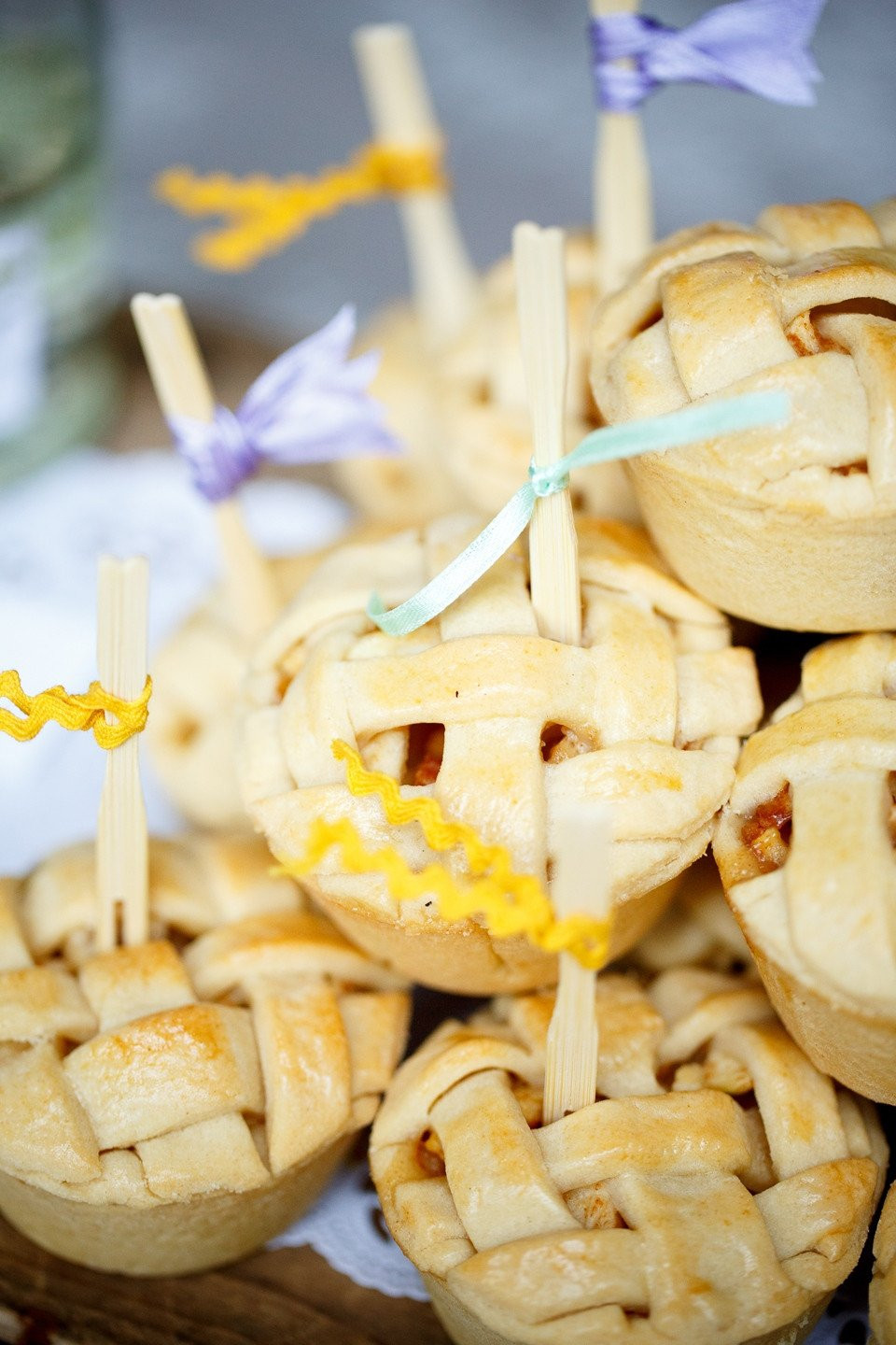 een bosje mini taartjes op een houten plank