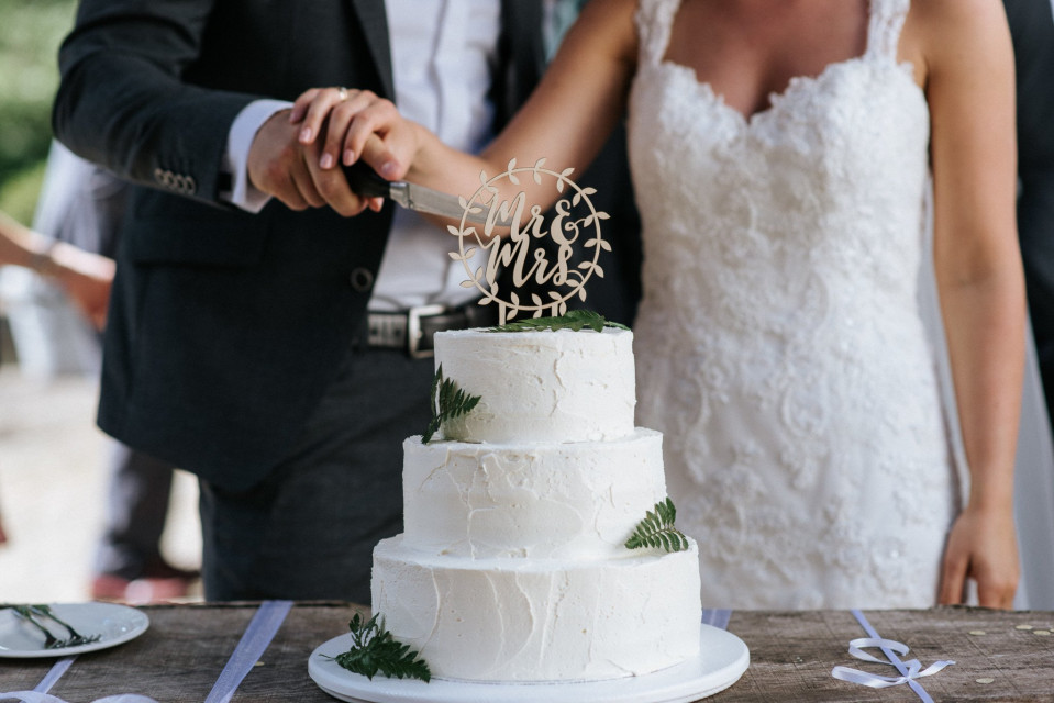 ceremonie van het aansnijden van de bruidstaart