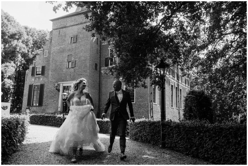 een zwart-witfoto van een bruid en bruidegom