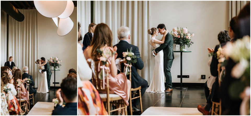 een bruid en bruidegom die aan het einde van hun huwelijksceremonie kussen