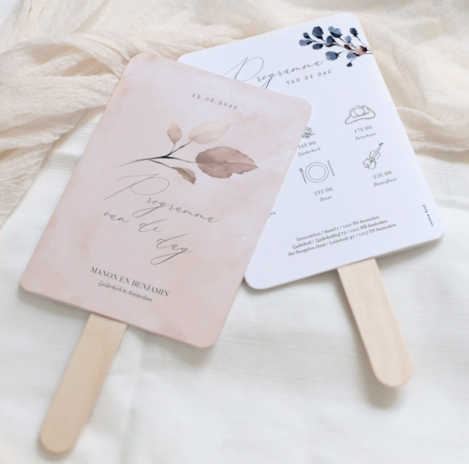 twee handventilatoren met een bloemendesign erop