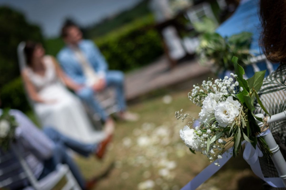 een bruiloftsceremonie met bloemen en stoelen