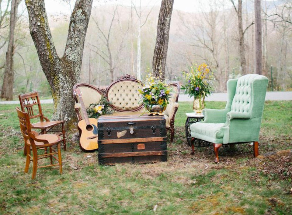 een rustieke buitenbruiloft met vintage meubels