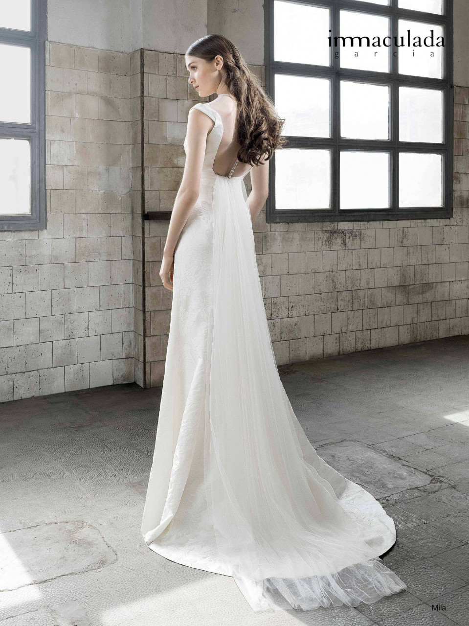 de achterkant van een vrouw die een trouwjurk draagt