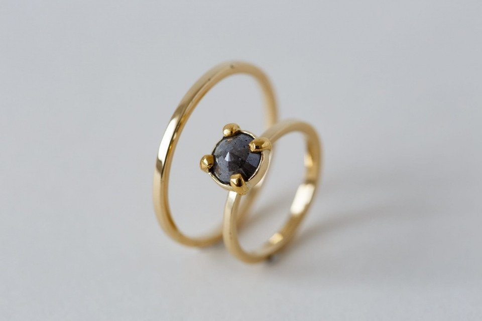 twee ringen met zwarte diamanten erop