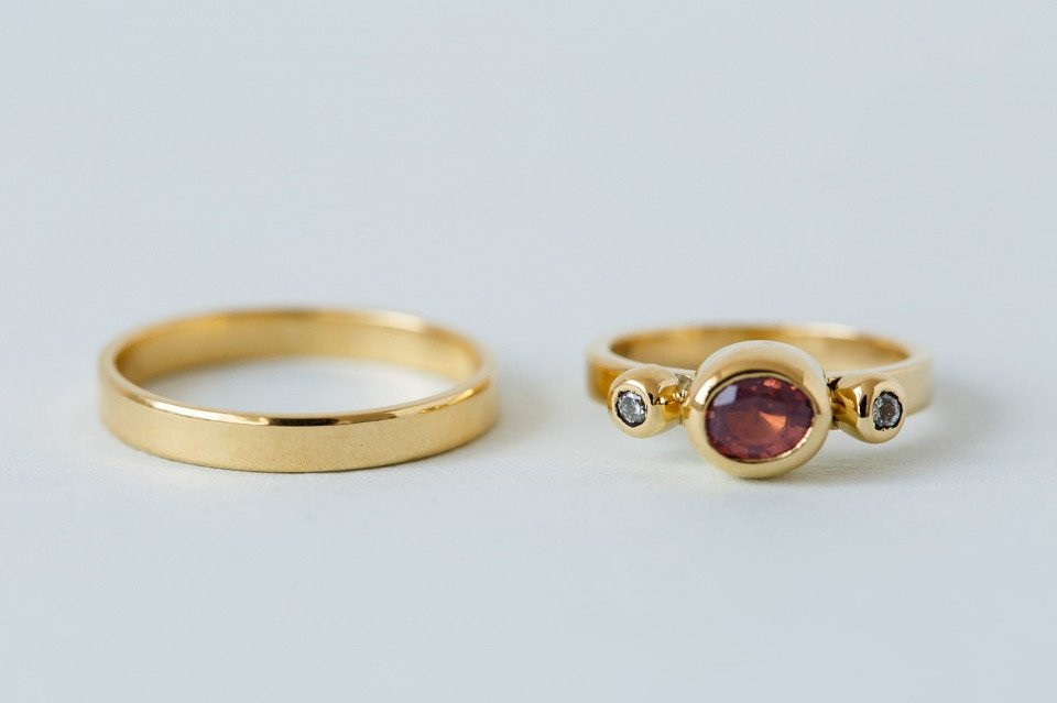 twee ringen met een rode steen en gouden band