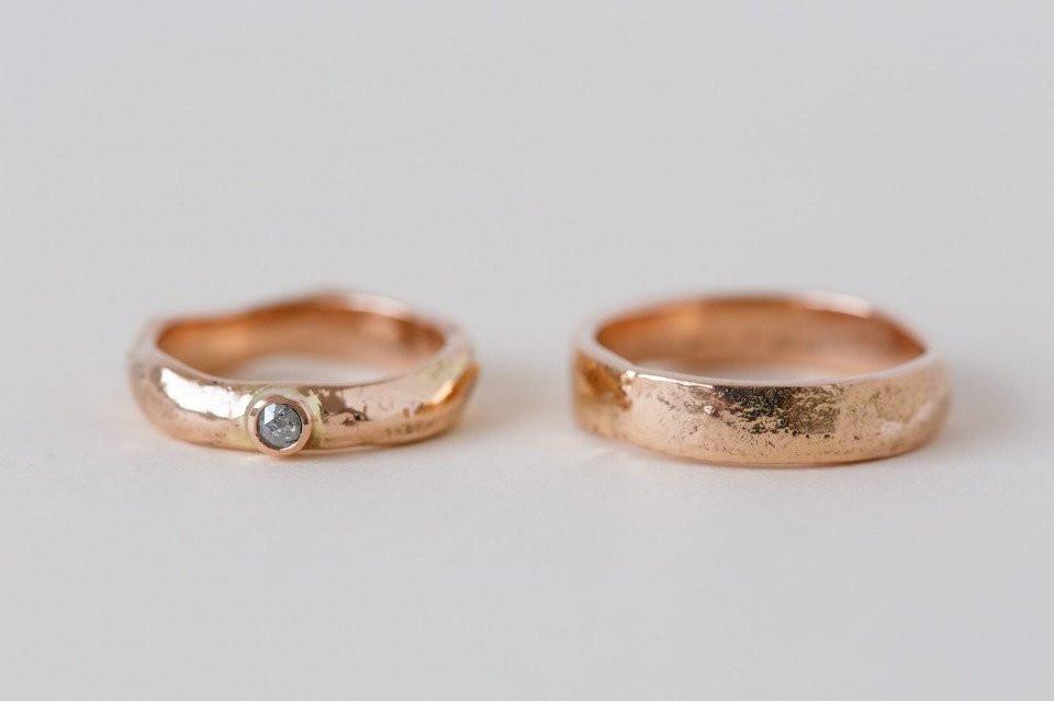 twee ringen met een diamant in het midden