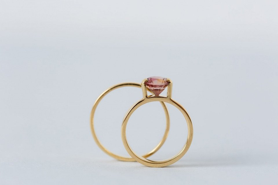 twee ringen met roze saffierstenen in goud
