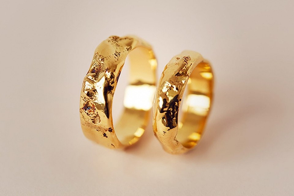twee gouden trouwringen met een gestructureerd ontwerp