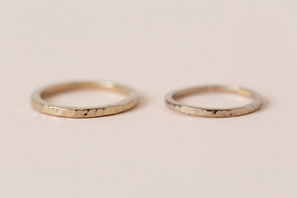 twee trouwringen op een wit oppervlak