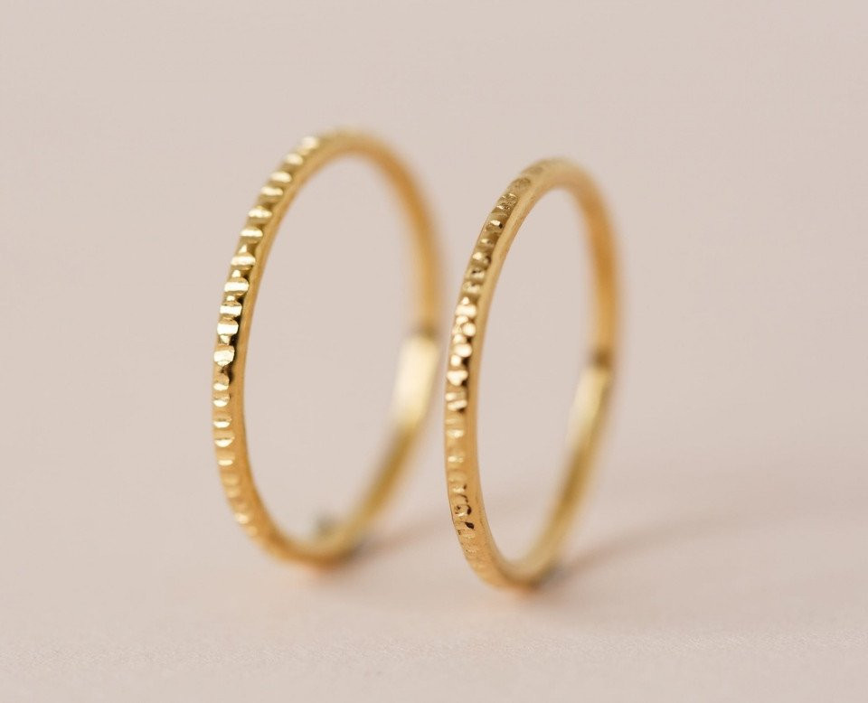 twee vergulde ringen met kleine diamanten