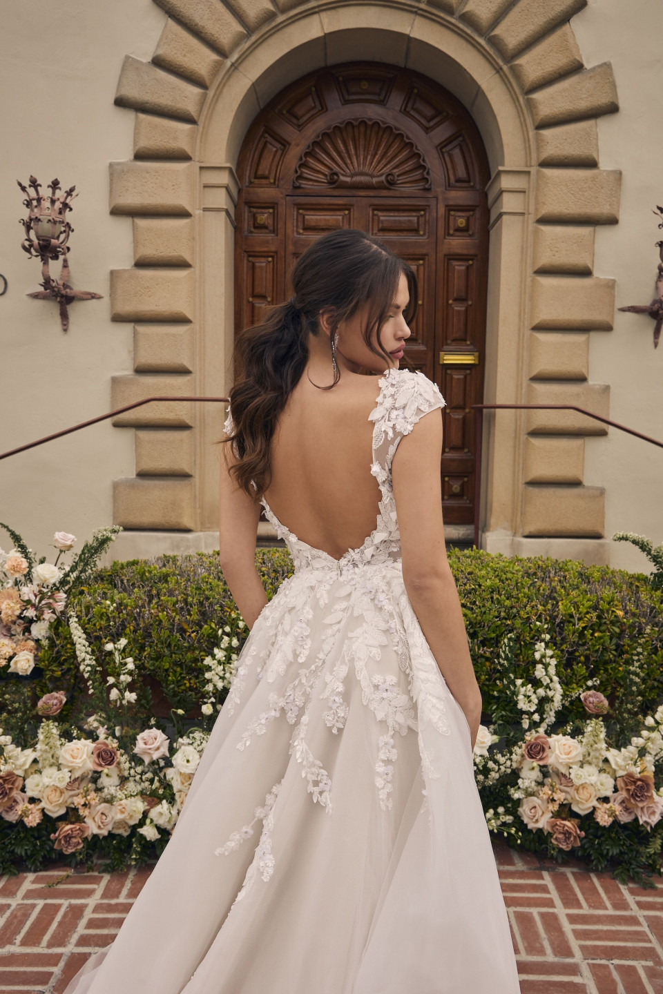 de achterkant van een trouwjurk met een rugloze ontwerp