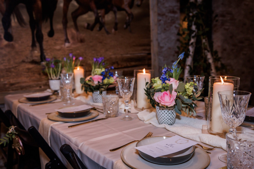 een tafel gedekt voor het diner met kaarsen en paarden