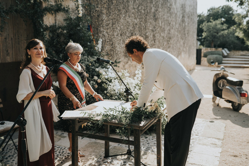 Officiant de cérémonie laïque : quel est son rôle et comment choisir le prestataire idéal ?