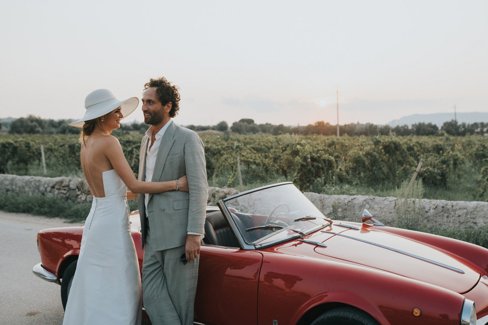 stel in een vintage auto op het platteland