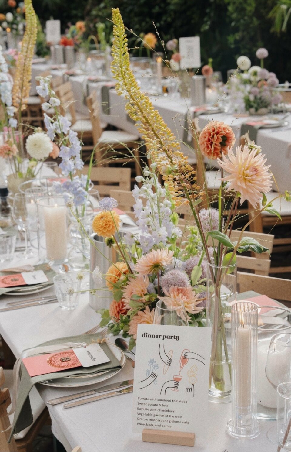 een tafel gedekt voor een huwelijksreceptie met bloemen in vazen