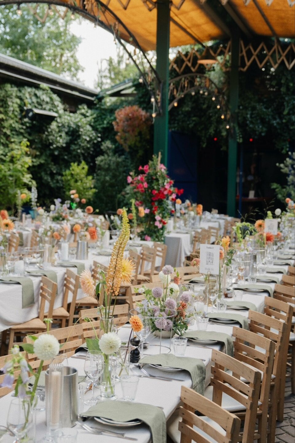 Vrolijke kleurrijke tafeldecoratie met zachte tinten