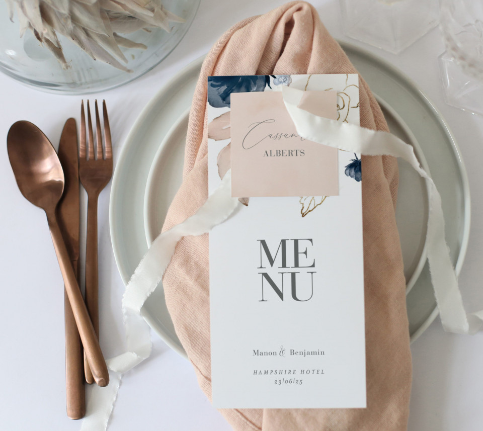 marineblauw bloemen trouwmenu