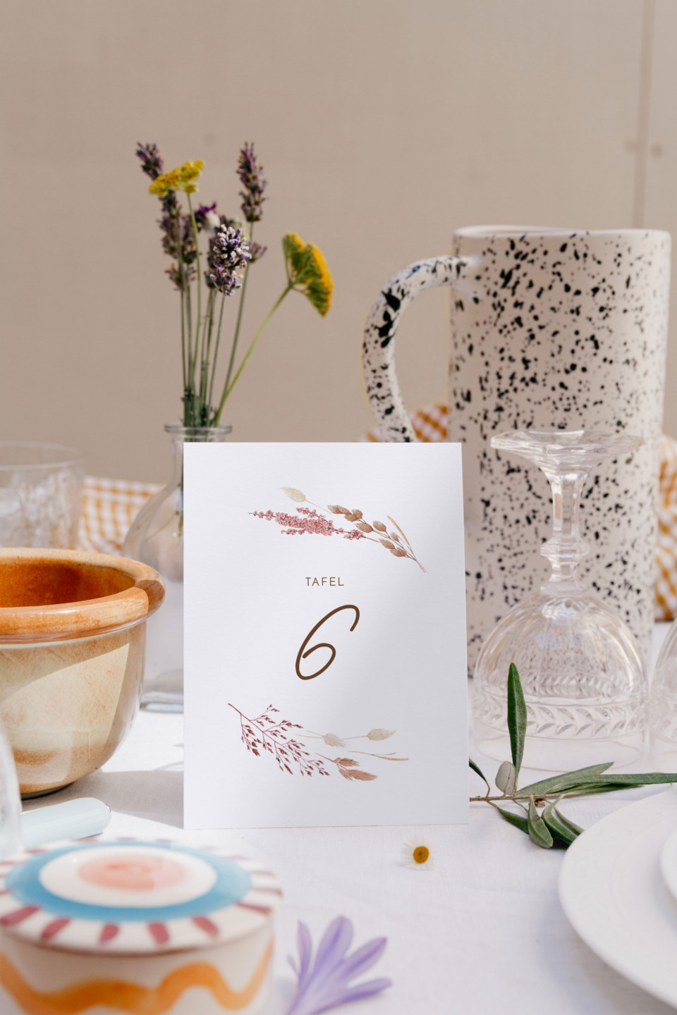 tafelsetting met bloemen en vazen