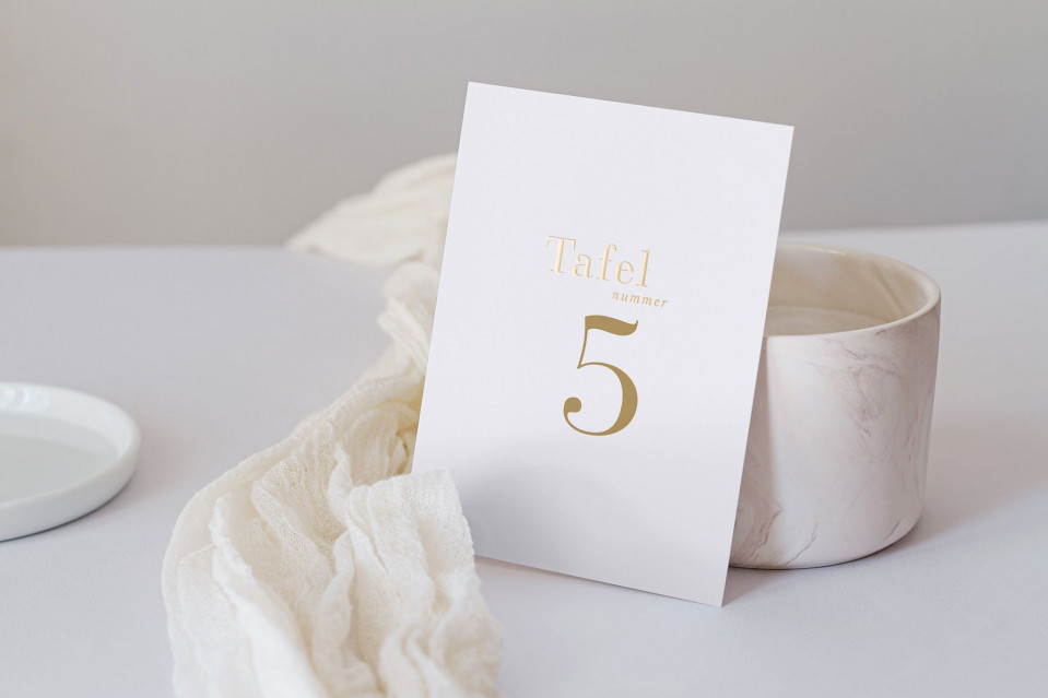 tafelnummer 5 op wit tafelkleed