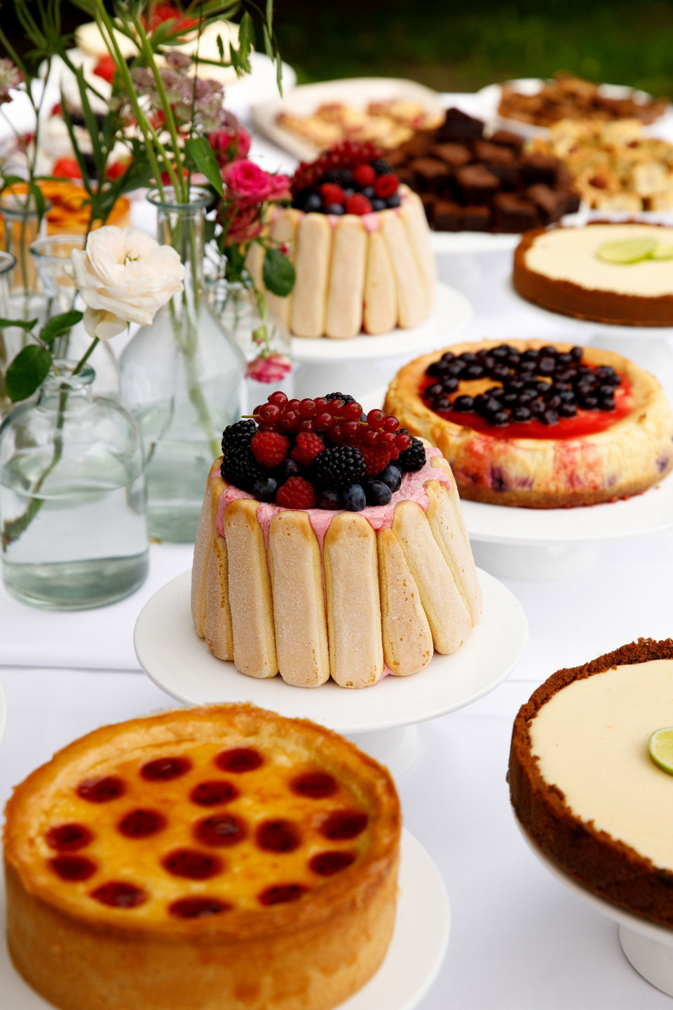 een tafel met veel verschillende soorten desserts