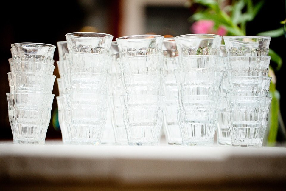 een rij heldere glazen op een tafel