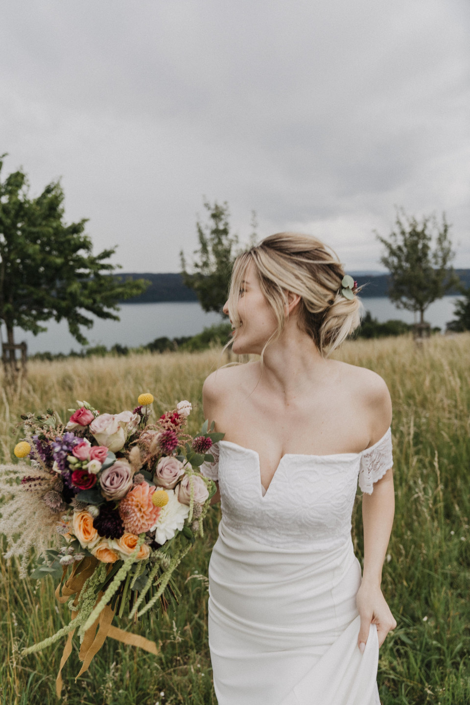 Bunter Brautstrauß in natürlicher Optik