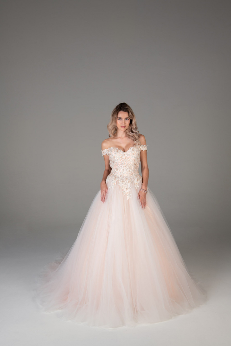 de baljurk is gemaakt van tule en kant