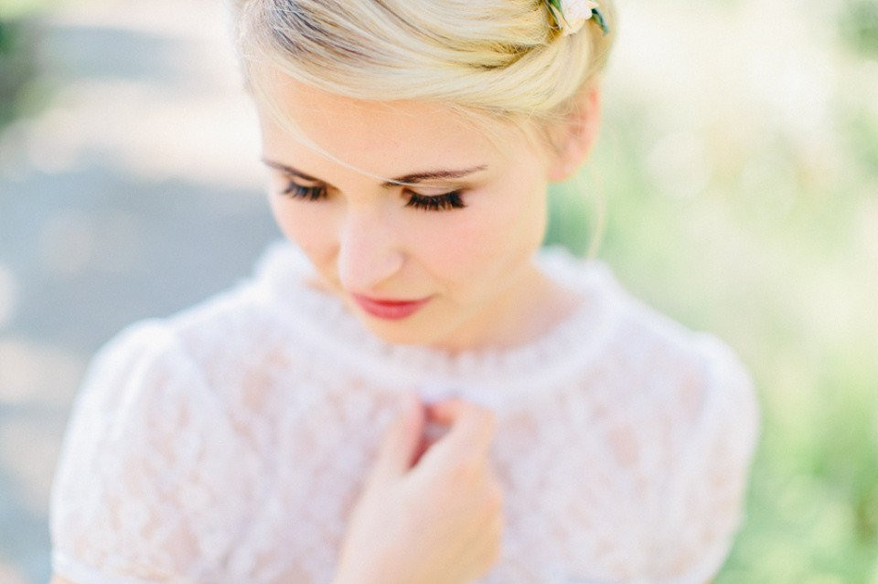 een mooie blonde bruid met haar haar in een vlecht