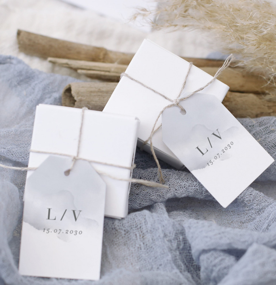 twee kleine witte cadeaulabels met het woord lv erop