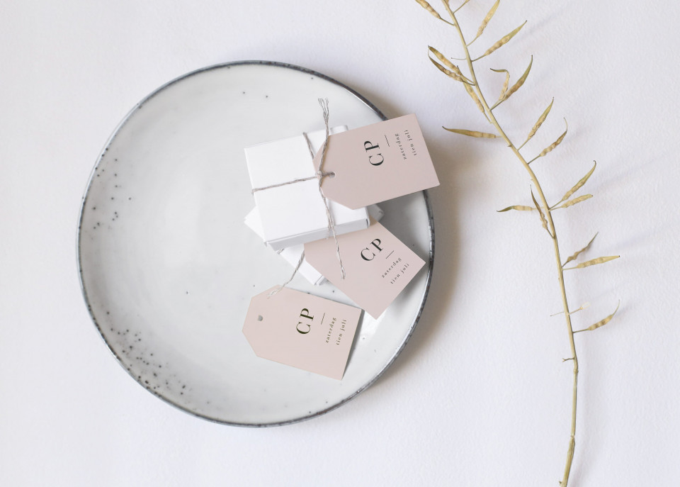 een bord met witte labels en een plant