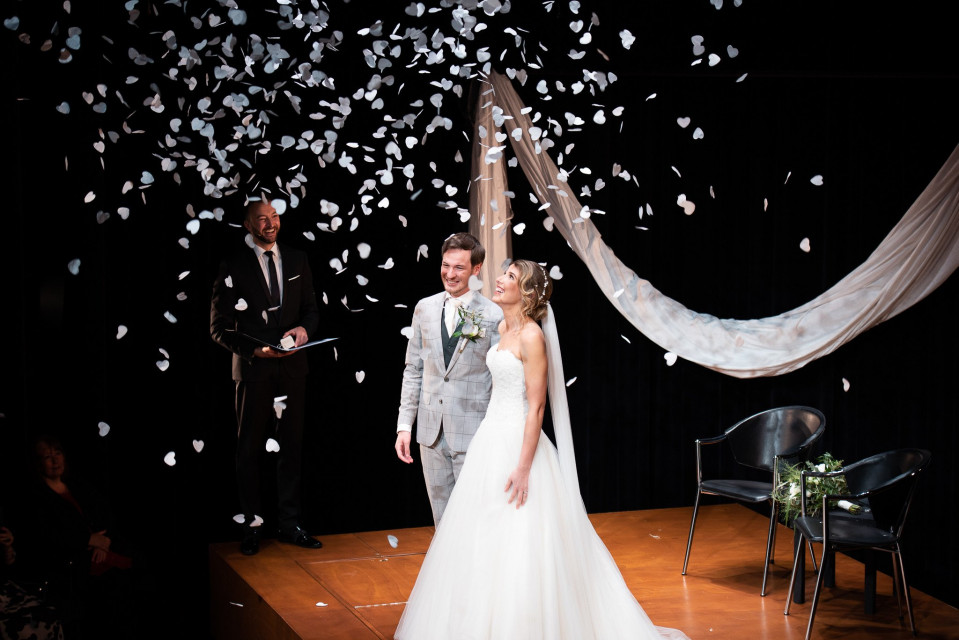 een bruid en bruidegom zijn omringd door confetti