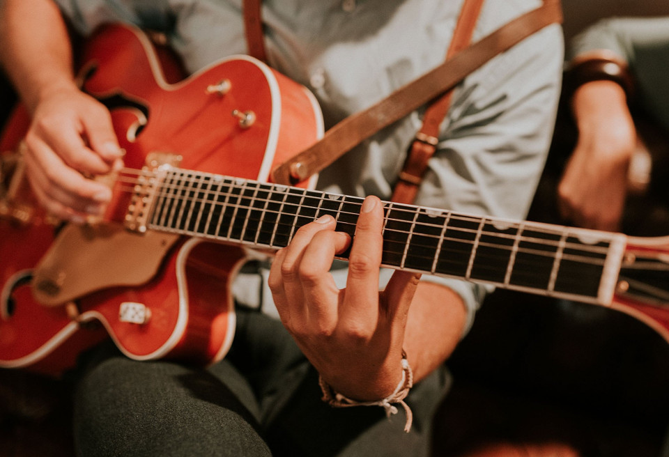 Man speelt gitaar meneer Allegaartje