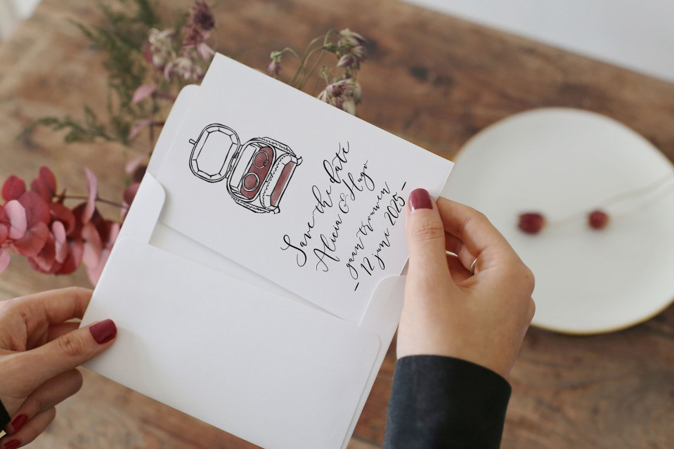 een vrouw die een witte envelop vasthoudt met een handgeschreven bericht