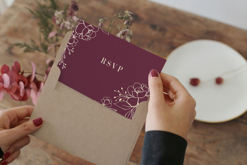 een vrouw die een rode envelop met een bloemmotief vasthoudt