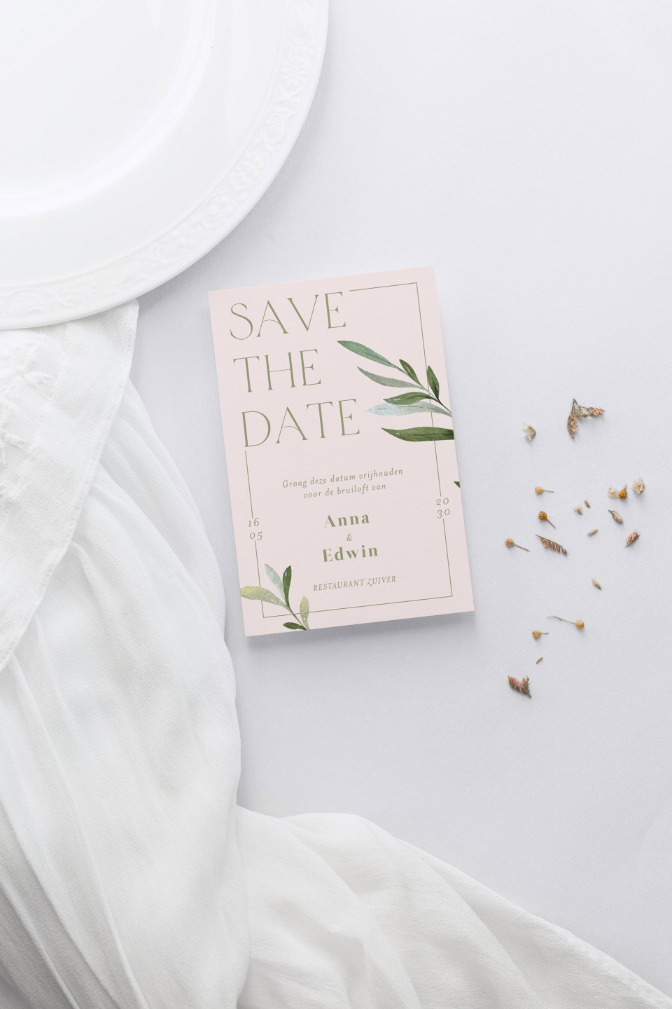 save the date kaart met eucalyptusbladeren