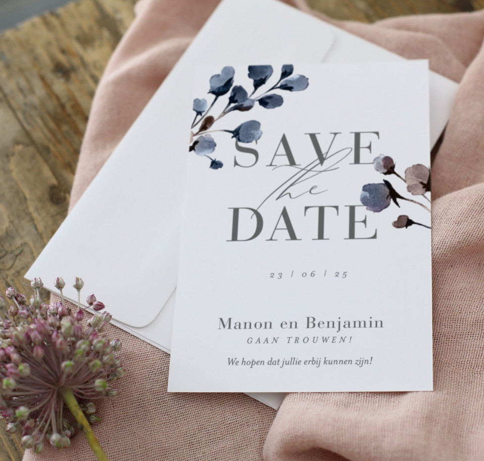 save the date kaart met blauwe bloemen