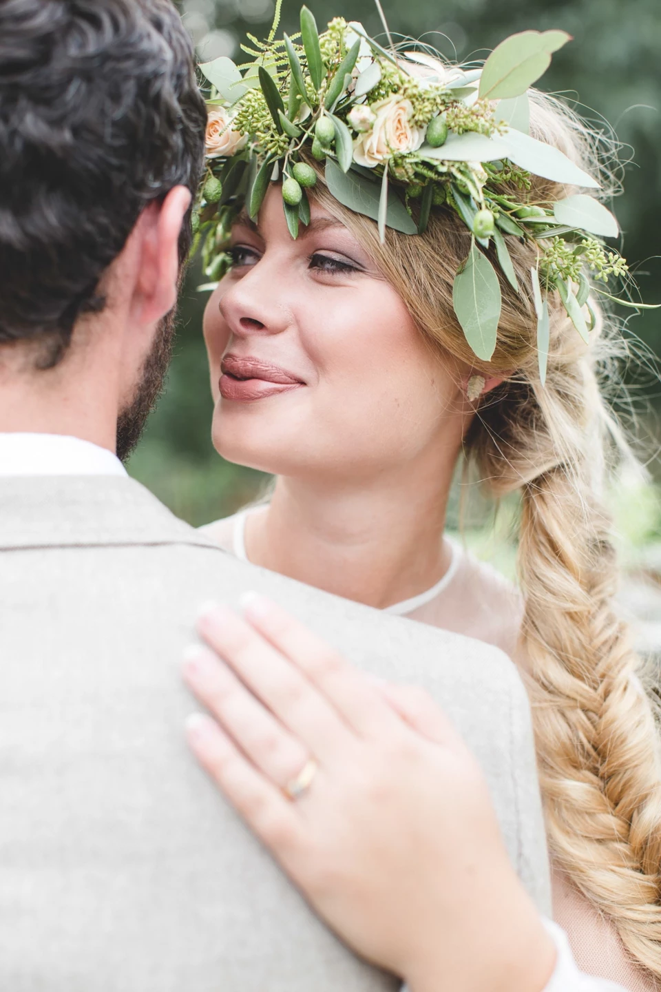 Bloemen in je haar op je bruiloft: tips & tricks