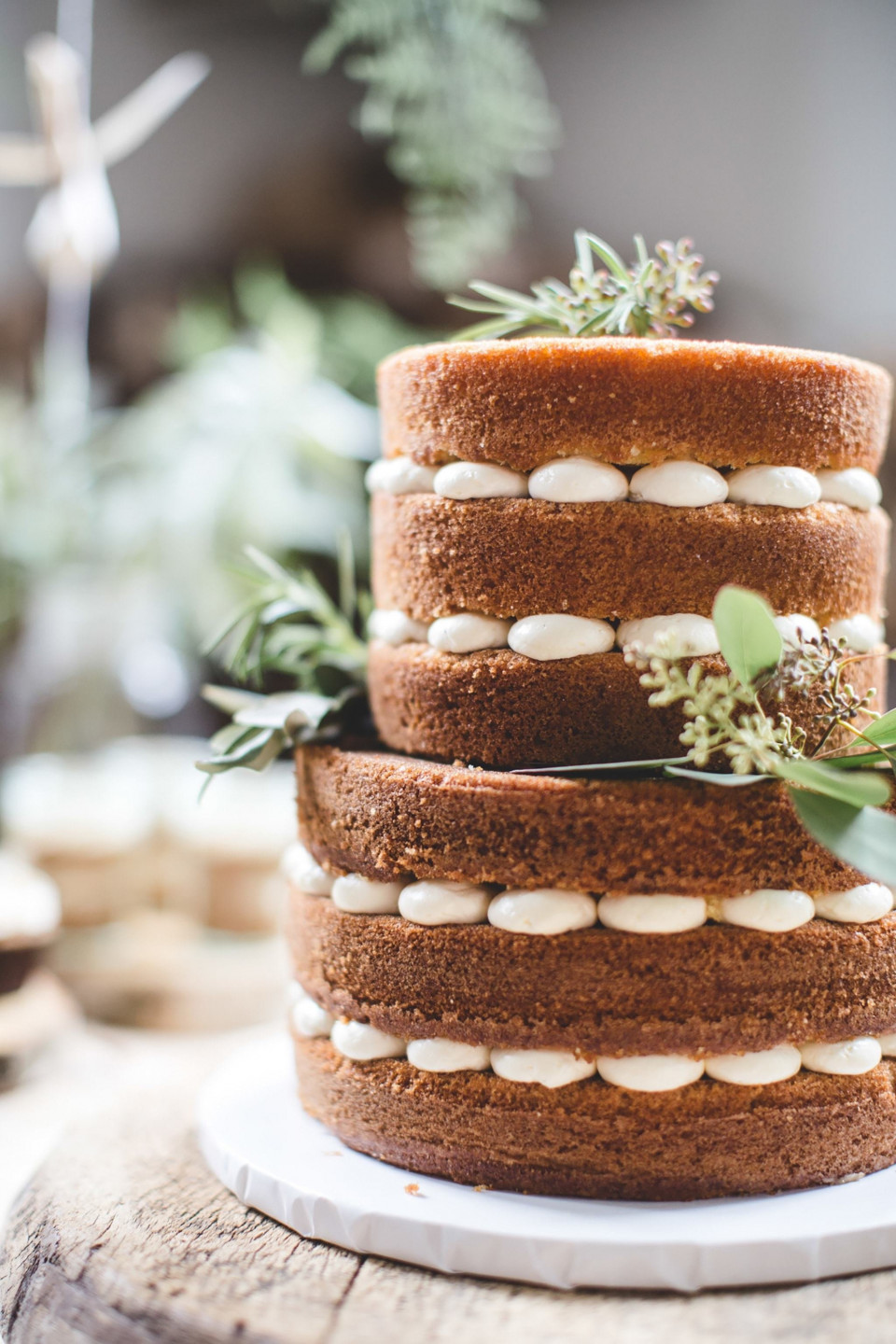een bruidstaart met een laagje glazuur en groen