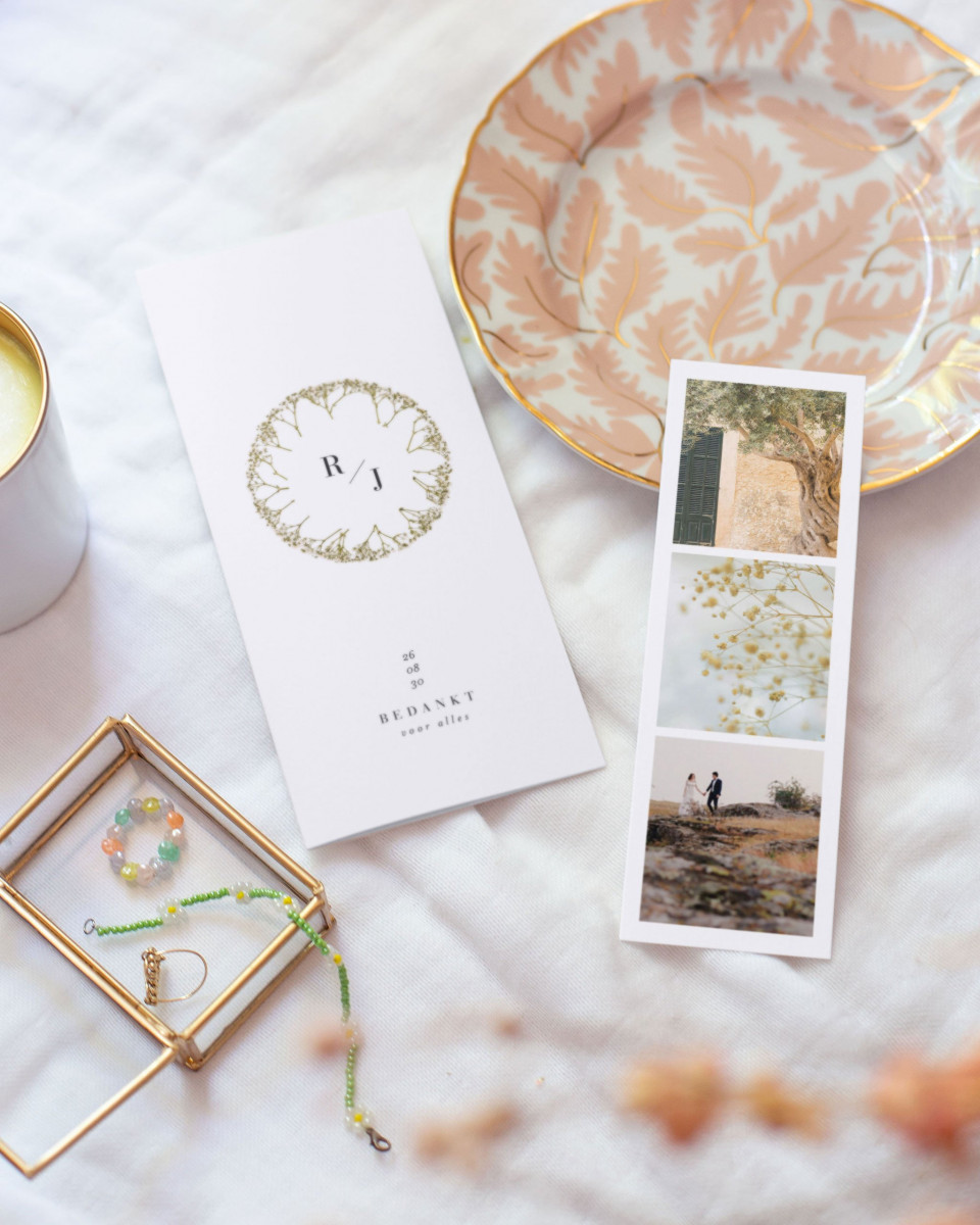 een trouwuitnodiging, een fotoboek en een kopje thee