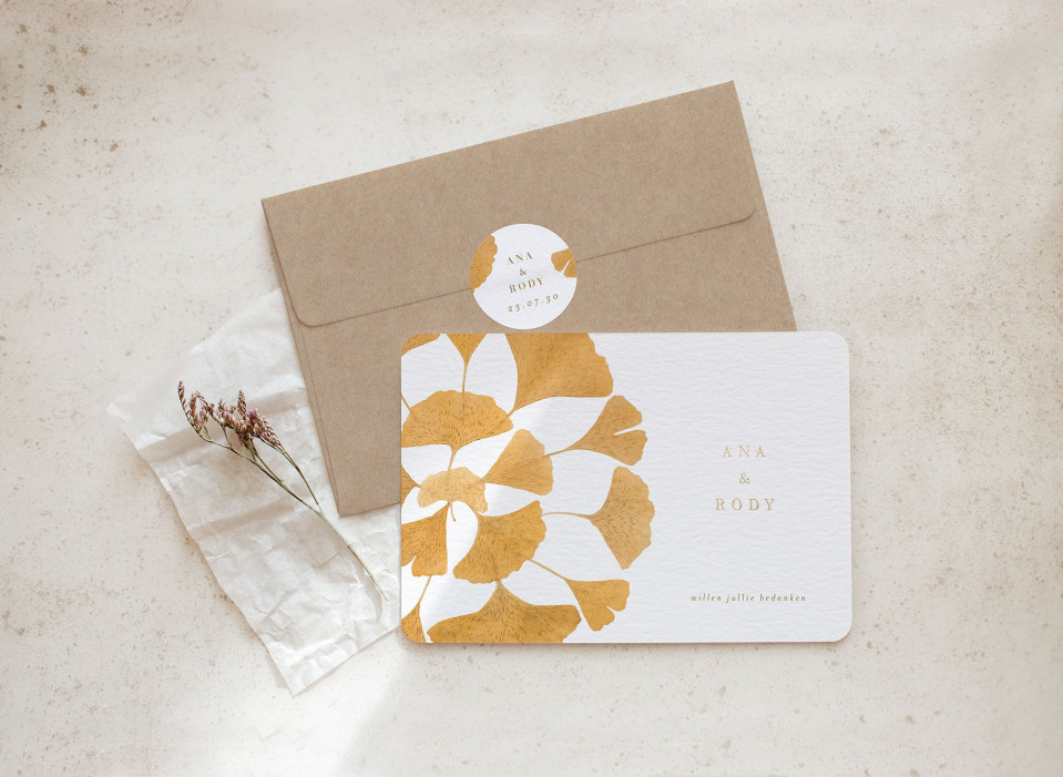 een witte en gouden kaart met een bloemendesign