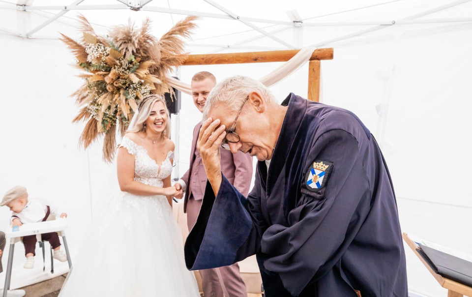 een man huilt terwijl hij naar zijn bruid kijkt