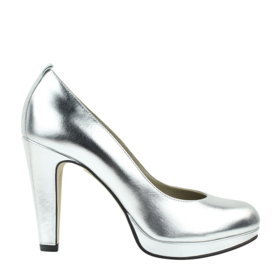 een afbeelding van een zilveren hoge hak schoen op een witte achtergrond