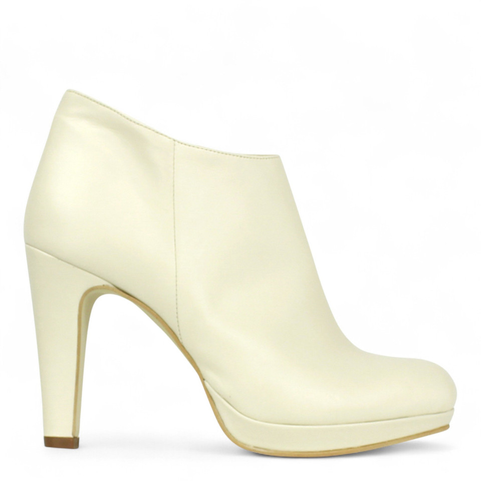 een afbeelding van de schoen van een vrouw op een witte achtergrond