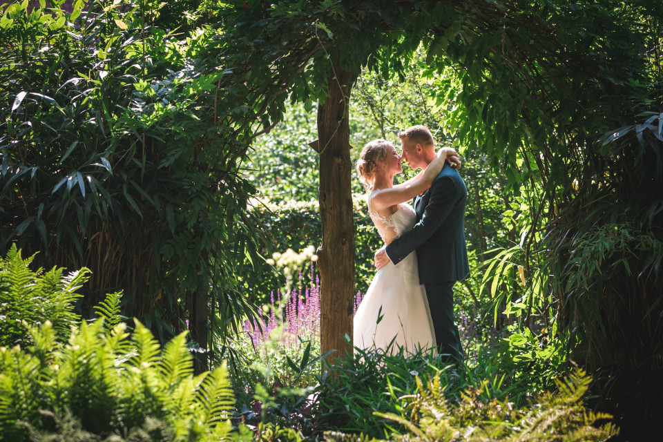 bruiloftsfotografie in de tuin van de grote zaal