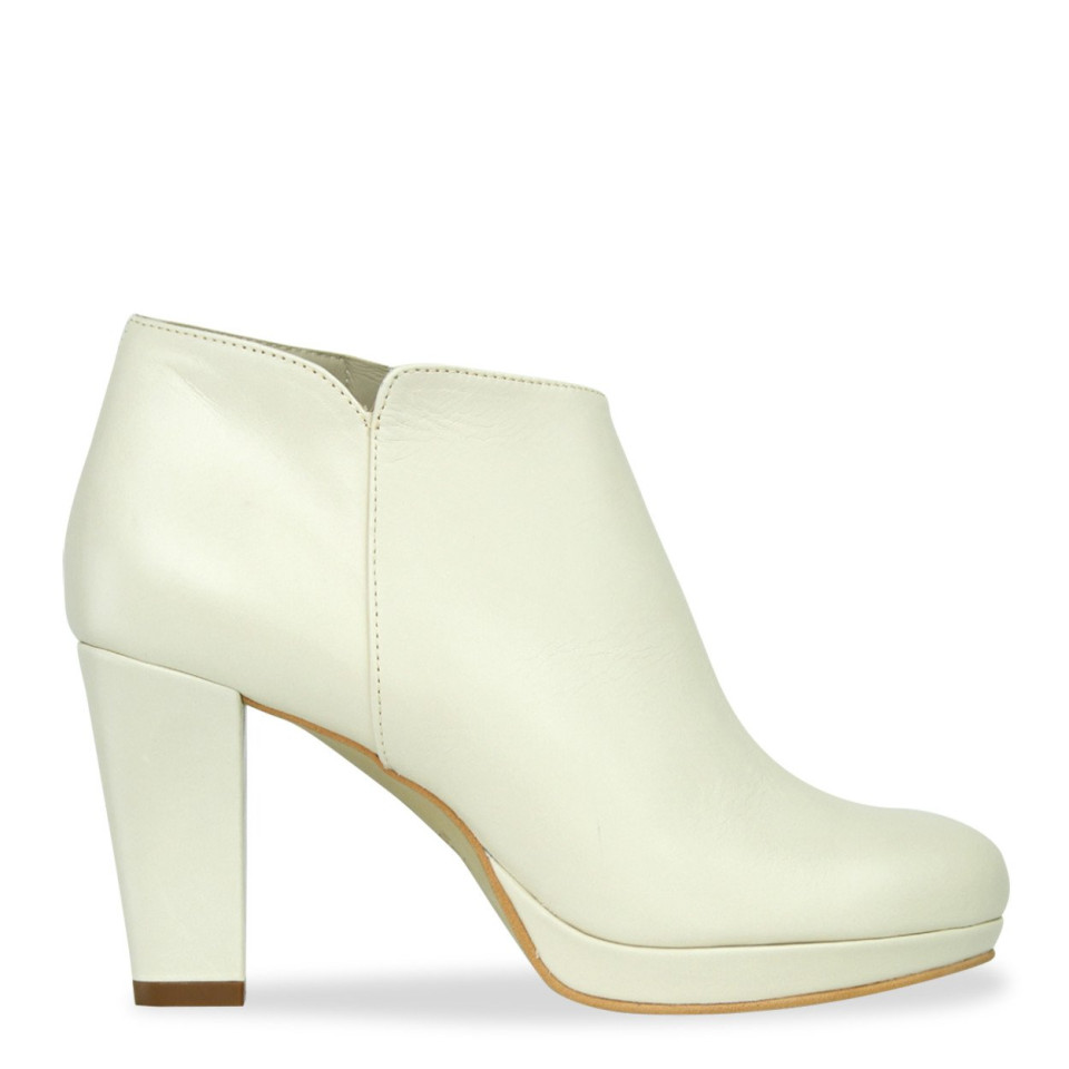 een afbeelding van de schoen van een vrouw op een witte achtergrond